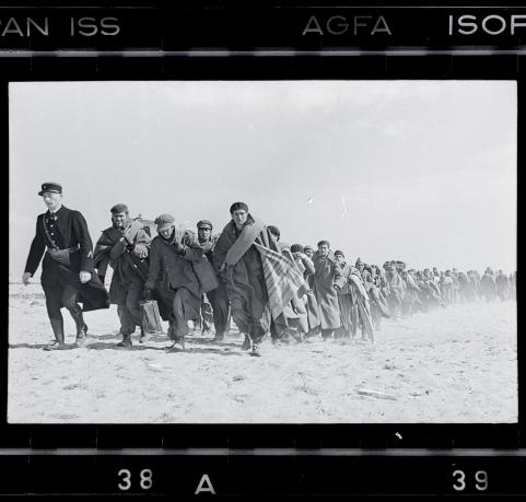 Robert Capa - Republicanos exiliados siendo conducidos por la playa a un campo de refugiados, Le Barcarès, Francia. Marzo 1939. Negativo © Centro Internacional de Fotografía - Magnum Photos Colección del Centro Internacional de Fotografía
