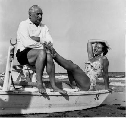 Mitografías © Maria Callas en la playa de Venecia con su marido Meneghini, 1956. Cedida por Associazione Culturale Maria Callas