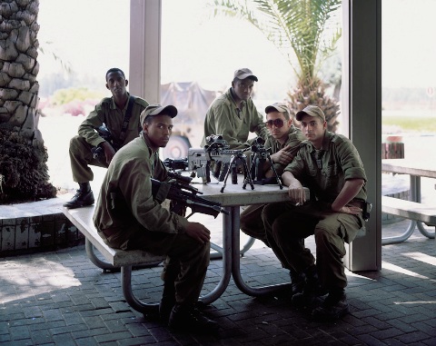 Yaakov Israel - Soldados tomando café, kibutz Yad Mordecai, 2010