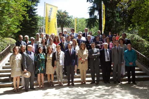 El secretario de Estado de Cultura, José María Lassalle, y la alcaldesa de Madrid, Ana Botella, junto a los organizadores y patrocinadores de PHotoEspaña 2012 