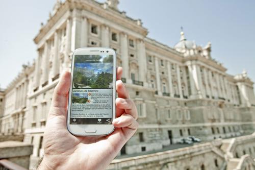 Imagen del Palacio Real de Madrid y sobre él, información que facilita la aplicación para móviles de la nueva guía.