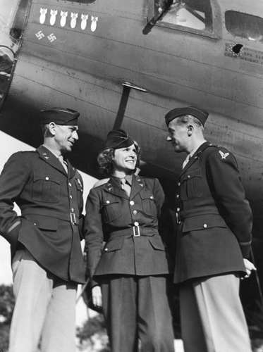 Margaret Bourke-White in an Air Force uniform with Col. Frank Armstrong and Gene Raymond, c. 1942. Vintage gelatin silver print 24 x 18 cm (50 x 40 cm). Courtesy Howard Greenberg Gallery © Time & Life / Getty Images