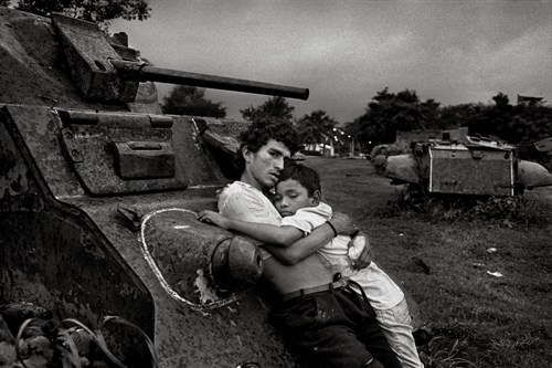 Rafael Trobat - Huelepegas en los escombros. Managua, 1996. Rafael Trobat
