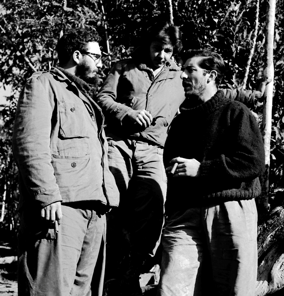 Fidel y Raúl Castro charlan con Enrique Meneses en Sierra Maestra © Fundación Enrique Meneses, VEGAP, Madrid, 2015.