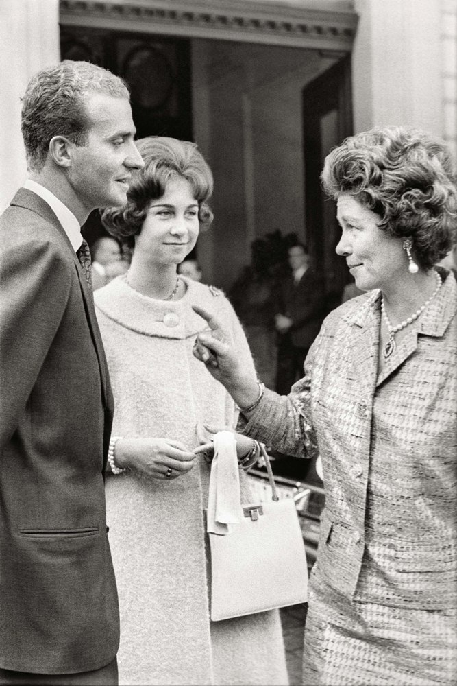 La reina Federica alecciona a su futuro yerno el día que se hizo público el compromiso en Lausana (13 de septiembre de 1961) © Fundación Enrique Meneses, VEGAP, Madrid, 2015.