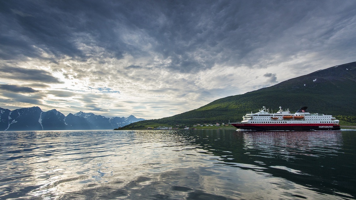 Hurtigruten recorre la costa noruega en español