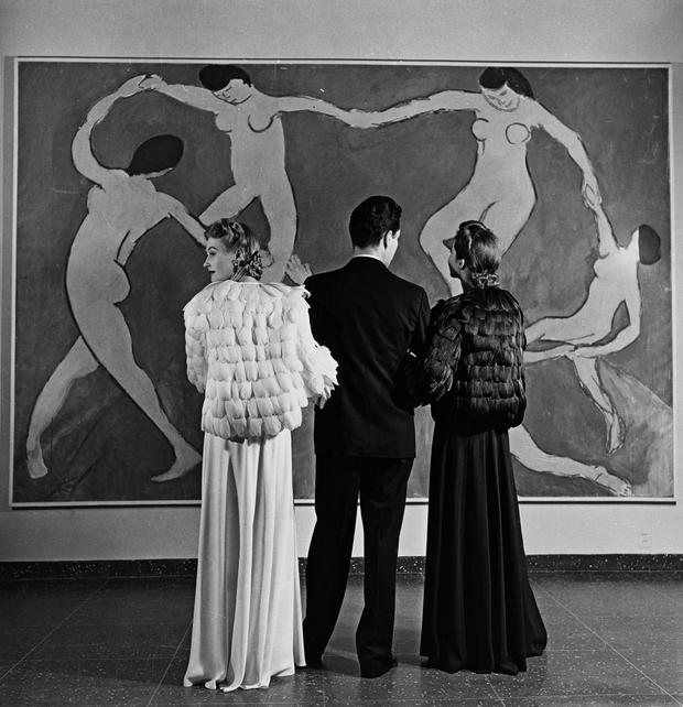 ©Louise Dahl-Wolfe. Museo de Arte Moderno, contemplando a Matisse, 1939 Cortesía de Staley-Wise Gallery, New York
