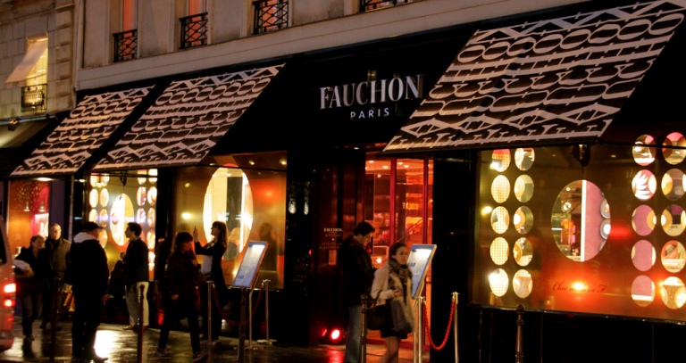 Imagen: Viandantes frente al escaparate de la pastelería Fauchon, en París. Flickr / Angelina C.