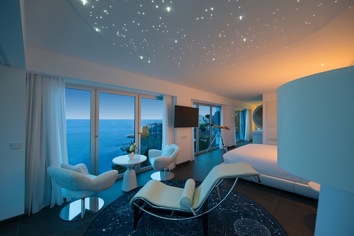 Una habitación con vistas al espacio