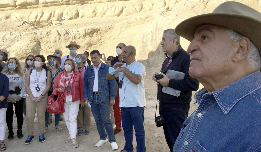 Un grupo de viajeros vascos ha sido recibido por Zahi Hawass, el principal arqueólogo egipcio
