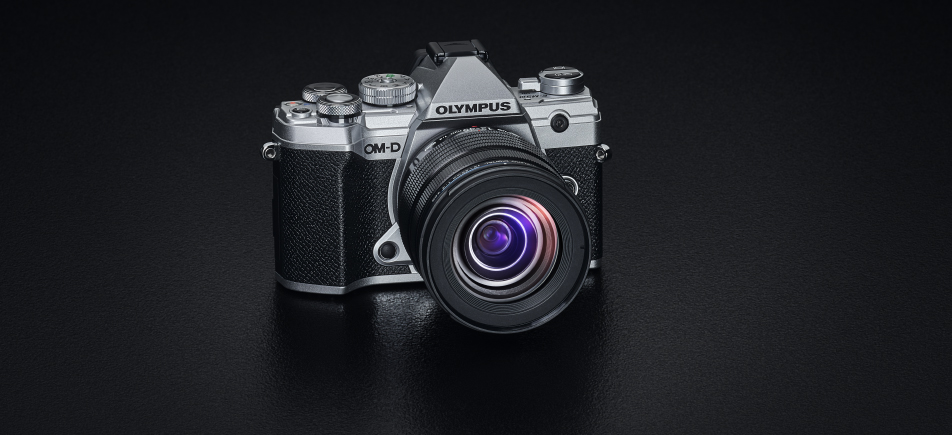 Olympus lanza al mercado el objetivo ED 12-45mm F4 PRO y un kit de creación de contenido de vídeo