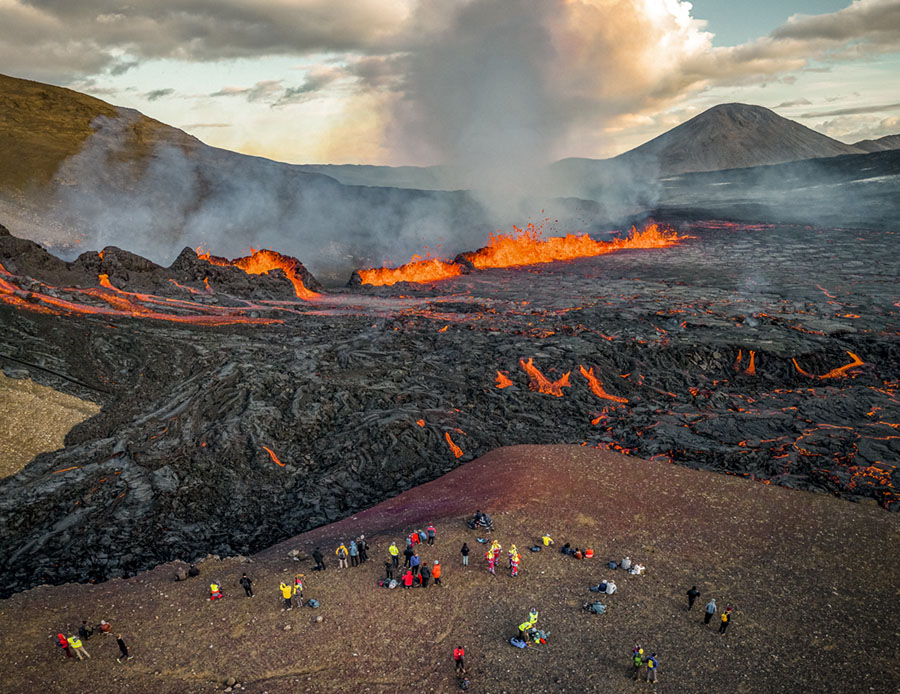 Turismo volcánico: PLAY sortea vuelos a Islandia y un paseo en helicóptero para ver el volcán Fagradalsfjall en erupción
