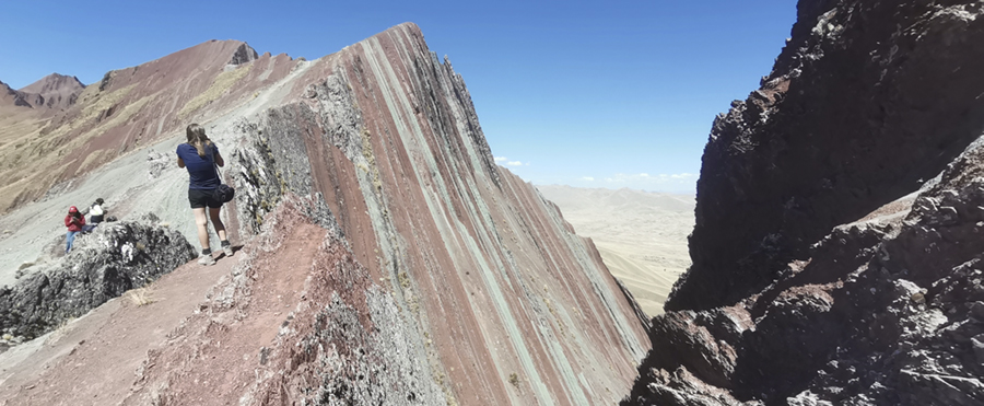 Pallay Punchu, la nueva joya multicolor de los Andes peruanos Pallay Punchu, la nueva joya multicolor de los Andes peruanos
